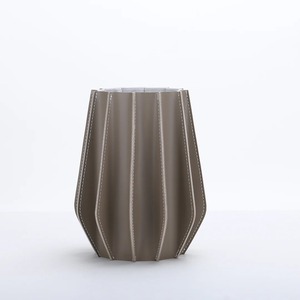 Vase blanc rond à double poignée latérale pour un décor élégant avec un long affichage d'événement parfait pour les mariages et le style de la maison - Product Image 4