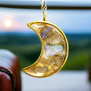 Colgante de orgonita de luna de acero inoxidable con chips de cuarzo de cristal real, colgante de luna creciente con chips de piedras preciosas naturales - Product Image 4
