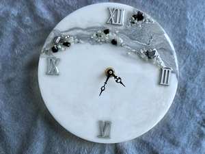 Horloge murale en résine époxy de luxe faite à la main, deux pièces, incrustation en bois massif naturel, mouvement à quartz silencieux, horloge décorative pour salon - Product Image 3