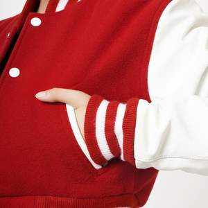 Chaqueta de cuero universitaria recortada roja personalizada de alta demanda para mujer chaqueta de béisbol para mujer Chaqueta corta de lana y Letterman para mujer - Product Image 3
