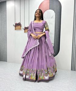 ชุดปาร์ตี้ดีไซน์เนอร์ผ้าไหม lehenga choli มีการปักและดูรื่นเริง - Product Image 1