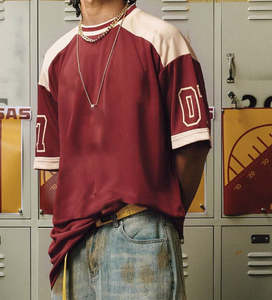 เสื้อฟุตบอลผ้าโพลีเอสเตอร์ตาข่ายแบบย้อนยุคเสื้อโบซี่ทรงโอเวอร์ไซส์ระบายอากาศผลิตจากโพลีเอสเตอร์คุณภาพสูง - Product Image 4