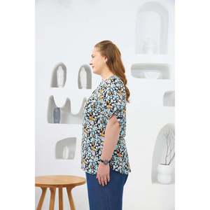 Blusa con cuello mandarín y estampado de margaritas azules para mujer, talla grande, de RMG, top cómodo de tela de viscosa - Product Image 2
