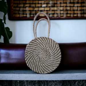 Precio de fábrica Diseño único Tejido a mano Mimbre Natural Sabai Grass Bolso femenino con bonito lazo Bolsos de mano para mujer - Product Image 4