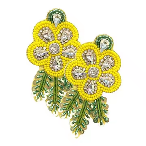 Orangery Flower & Leaf Sequin Seed Beaded Stud Pendientes Estilo clásico unisex de MD Handicrafts para fiestas de boda - Product Image 2