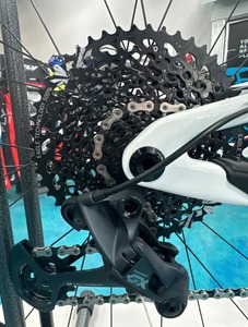 Meilleures ventes sur le vélo de montagne San Cruzs Hightower C S 29 en violet translucide brillant, taille XL |   Sun & Ski Sports, 100% Original - Product Image 6