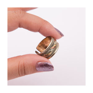 Anillo de cobre martillado con abalorio bohemio: banda ajustable para hombre-elegancia rústica en joyería de cobre - Product Image 4