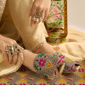 Hermosas Tilla Khussa con Múltiples Cabezas, Bordado Intrincado, Parte Superior de Cuero, Toque Tradicional - Product Image 3