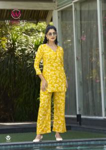 Ensemble de vêtements indiens imprimés en rayonne lourde de qualité supérieure Maruti Top moderne avec poche latérale et combinaison inférieure - Product Image 6