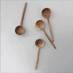 Ensemble de cuillères de service en bois indiennes faites à la main pour décor de cuisine Cuillère en bois avec un design unique - Product Image 3