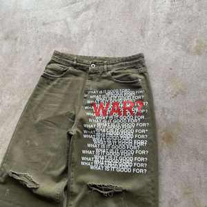 กางเกงยีนส์ทรงเอวสูงแบบวินเทจ แต่งลายพิมพ์สกรีน ขอบขาบาน ซักฟอกแบบดิสเทรส พร้อมกระดุมปิด - Product Image 4