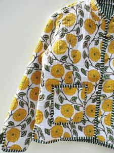 Veste en coton matelassée de style bohème faite à la main en Inde pour femmes Nouveau style Tissu tissé imprimé fleurs Vêtement décontracté pour l'hiver - Product Image 5