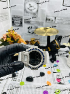 Reloj de Pulsera VVS con Diamantes de Imitación Moissanite, Reloj Digital Plateado con Bisel Azul y Correa de Goma Blanca, Estilo Hip Hop - Product Image 3