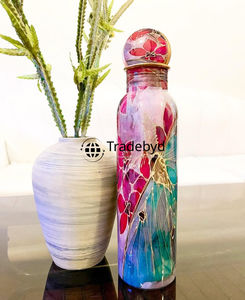 Botella de cobre Premium Elegantemente elaborada por Tradebyd para estilos de vida sofisticados y bienestar holístico - Product Image 6