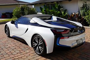 BMW i8 Roadster Cabriolet d'occasion 2019, blanc, hybride, phares LED, transmission automatique, 2 places, intérieur cuir, toit panoramique - Product Image 4