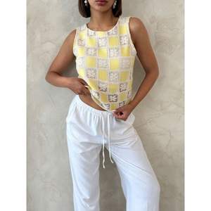 Blusa de Mujer sin Mangas con Patrón de Cuadros Tejida a Crochet, Camisas de Moda al por Mayor - Product Image 2