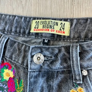 SENSEL SPORTS Customized Men's Denim Shorts Painted Acid Wash Distressing Effects Flower Embroidery Leather Patch Zipper Button - Product Image 3