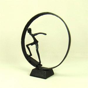 Sculpture décorative en métal de statue de bureau de conception moderne pour la décoration à la maison de haute qualité faite à la main. - Product Image 1