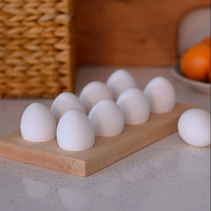 Estante de madera compacto para huevos para cocinas pequeñas, perfecto para almacenar huevos de forma segura y mantener la encimera ordenada y organizada - Product Image 1