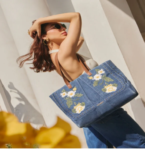 Bolso de mezclilla bordado con parches florales y tachuelas. Disponible a precios de mayoreo. - Product Image 1