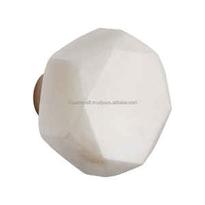 Bouton de porte en résine fabriqué à la main avec un design tourbillon unique, élégant, durable et écologique. - Product Image 5