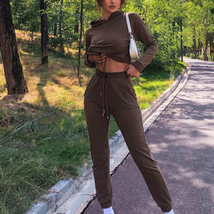 Imprimé personnalisé femmes recadrée survêtement deux pièces tenue élégante vêtements de sport confortables avec broderie personnalisation - Product Image 4