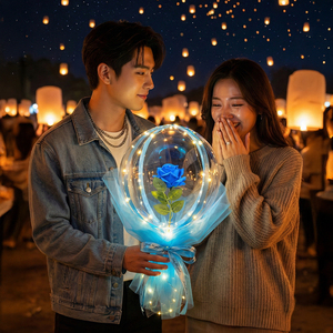 Ramo de Rosas Eternas con Globo Transparente y Luces LED Cálidas a Pilas - Product Image 6