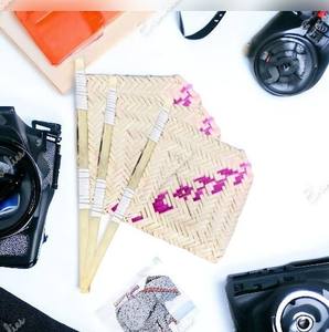 Ventilateur carré mignon en fibre de bambou de couleur naturelle tissé à la main été traditionnel ventilateur à main naturel Pankha avec longue poignée - Product Image 3