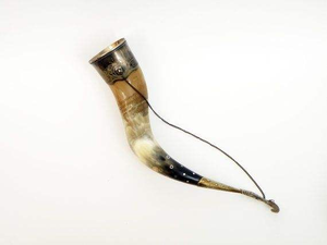 Cornes à boire gravées avec un motif viking, fabriquées sur mesure, idéales pour les fournisseurs de méad et les magasins d'articles vikings - Product Image 5