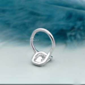 Bague de fiançailles pour femme en or blanc avec diamant taille coussin style « Old Mine » et sertissage en spirale, certifiée IGI - Product Image 4