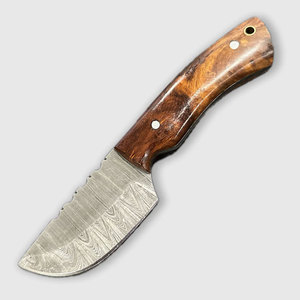 Cuchillo desollador de acero de Damasco hecho a medida para caza y pesca al aire libre con agarre y funda duraderos - Product Image 1