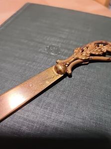 Abridor de letras de latón con diseño de hoja de latón AK en abridor decorativo con acabado pulido para decoración de oficina/artículo de vajilla - Product Image 4