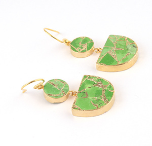 Pendientes de doble piedra de estilo geométrico, color verde cobre turquesa, latón chapado en oro, redondos con piedra de forma semicircular. - Product Image 4