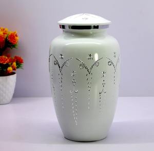 Maaz Collections Urne funéraire humaine pour adultes Urne commémorative en métal blanc gravé motif floral argenté Style américain pour adultes - Product Image 3