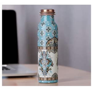 Botella de agua de cobre metálica de diseño de estilo único con tapa a prueba de fugas Capacidad de 1000ml para yoga y uso diario para agua potable - Product Image 3