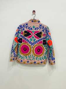 Veste brodée Suzani Vintage de qualité supérieure pour femmes vêtements d'extérieur ethniques bohèmes disponibles pour l'approvisionnement en gros - Product Image 2