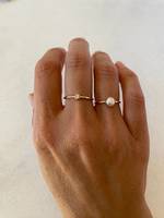 Bague fine minimaliste empilable en argent sterling 925 plaqué or 14 carats avec perle d'eau douce naturelle de 5 mm pour femme