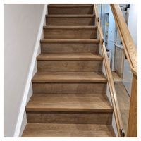 Escalier droit en bois de haute qualité, design d'intérieur américain contemporain, escalier en bois de caoutchouc massif