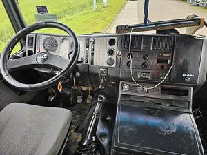 Camion benne manuel en acier MAN F2000 2001 8X4 35.400 d'occasion, volant à gauche, benne à usage intensif, prêt à être expédié. - Product Image 5