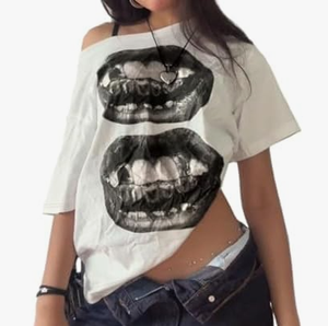 เสื้อสตรีทแวร์สไตล์กรันจ์แบบเปิดไหล่ข้างเดียว สำหรับวัยรุ่นและผู้หญิง ทรงโอเวอร์ไซส์ แขนสั้น พิมพ์ลายกราฟิก สไตล์ Y2K อีโม ยุค 2000 สำหรับฤดูร้อน ผ้าฝ้าย 100% - Product Image 1