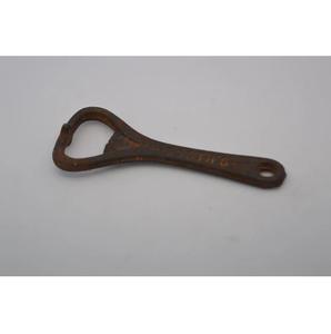 Abrebotellas de hierro fundido montado en la pared duradero con acabado rústico perfecto para restaurantes, hogares y bares al aire libre - Product Image 1