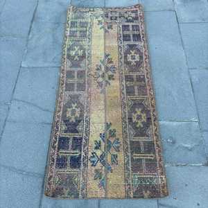 Alfombra Turca Vintage de Lana de 2.1x5 pies, Diseño Floral con Parches Azules, Ecológica con Base de Látex - Product Image 1