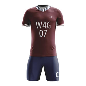 Ensemble de maillot et short de football personnalisé pour équipe masculine, 100% polyester, écologique, séchage rapide, col rond, manches courtes, tissu extensible - Product Image 1