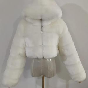 Manteau d'hiver court et moelleux pour femme, en fausse fourrure de laine teinte de qualité, avec fermeture éclair en coton et capuche - Product Image 6