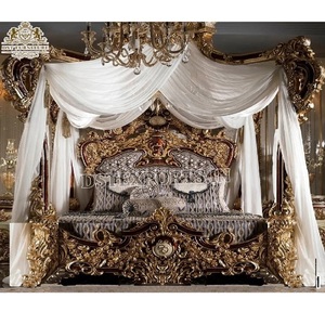 Lit sculpté lourd au design classique à baldaquin Lit luxueux de taille King sculpté à la main avec tabourets latéraux Ensemble de chambre à coucher de luxe fait main italien - Product Image 1