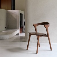 Chaise de salle à manger artisanale en bois massif brun poli, style moderne et traditionnel, de luxe, pour hôtel, gymnase, école, usage commercial, durable
