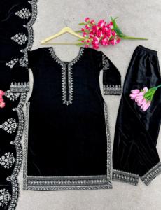 Traje Salwar de terciopelo de viscosa pesada de último diseñador con trabajo de secuencia bordada por Fab Zone Indian & Pakistani Clothing - Product Image 5