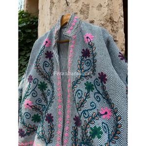 Abrigo corto unisex con tela de yute de algodón de diseño bordado uzbeko Suzani para mujer chaqueta con cuello levantado forro lateral para primavera - Product Image 4