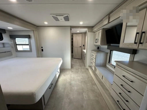 ALL GRAND D-E-S-I-G-N RV S-O-L-I-T-U-D-E 417KB Modèle 2025 avec hautes performances disponible à la vente - Product Image 2