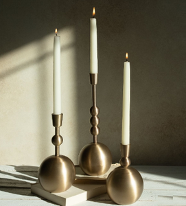 Juego de Tres Candelabros de Metal con Acabado Dorado para Decoración de Interiores, Sala de Estar, Bodas y Navidad - Product Image 1